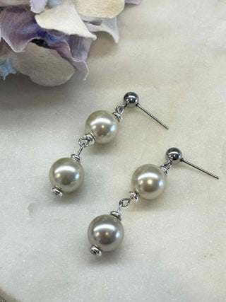 Pearly tower stud earrings - white