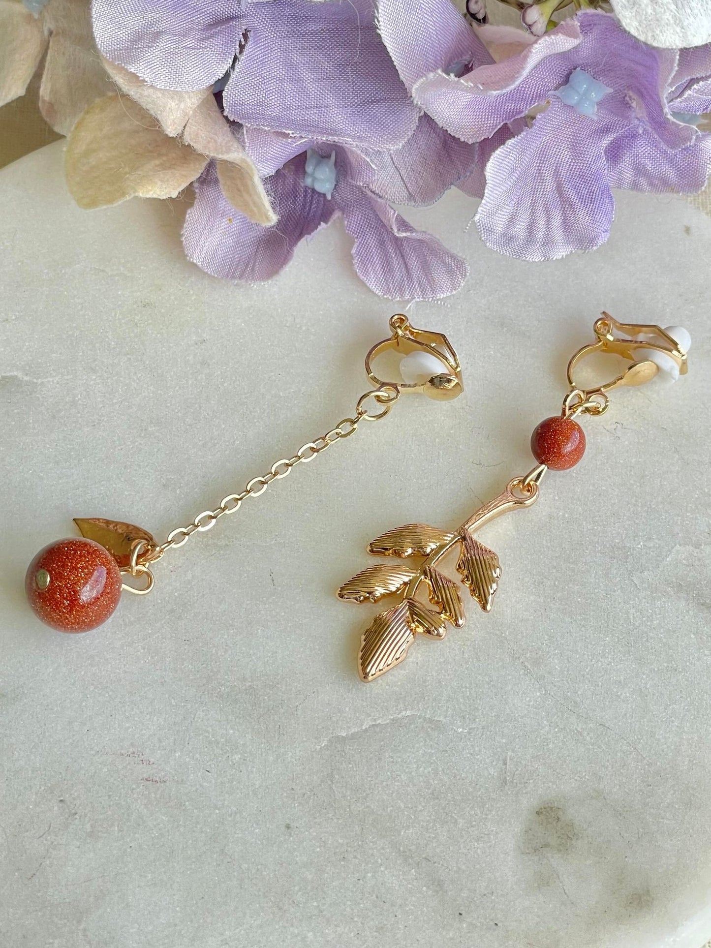 Leaf-bead mismatched clip-on earrings