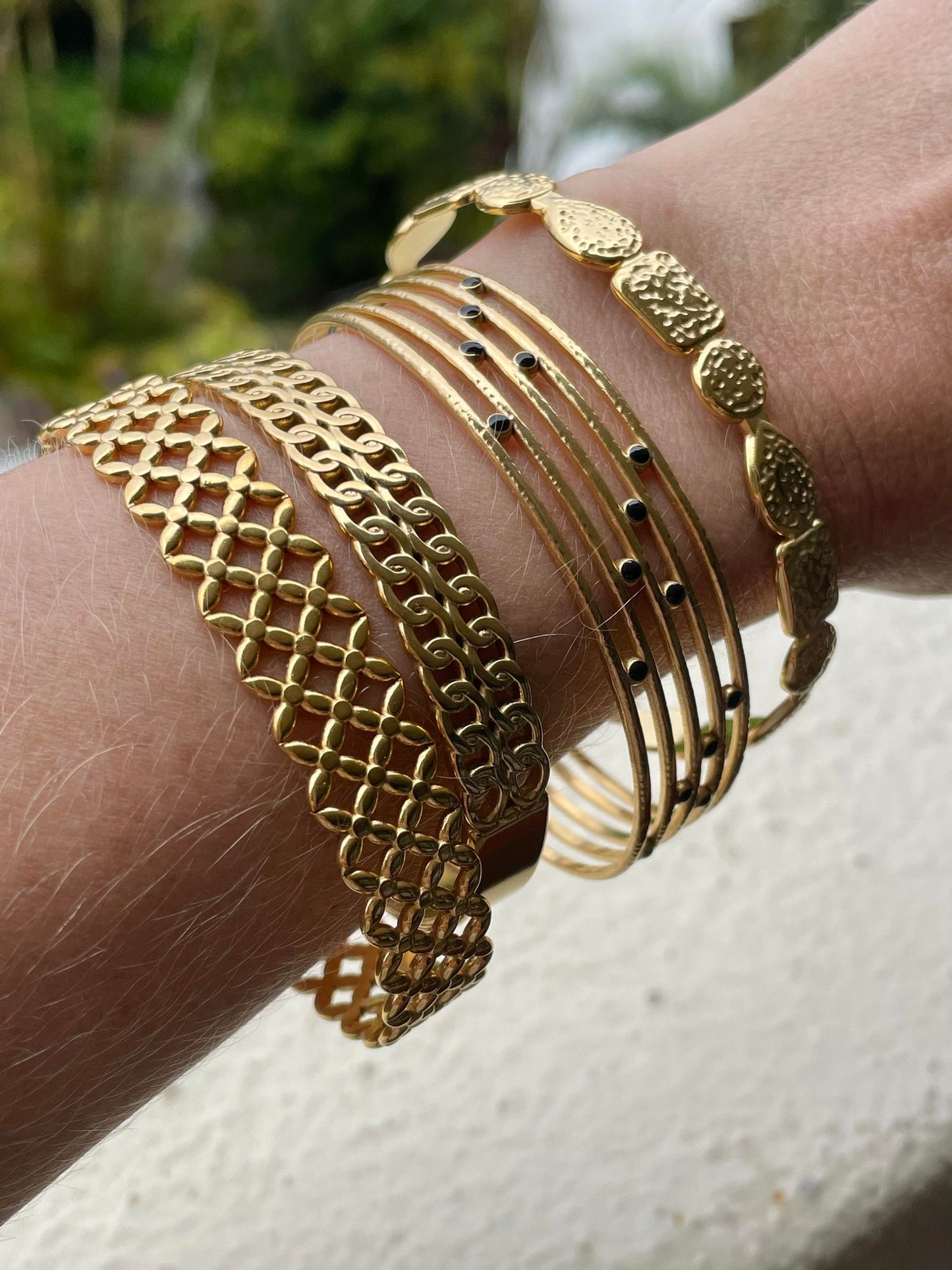 Chain lattice gold bangle