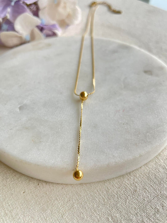 Single droplet gold necklace