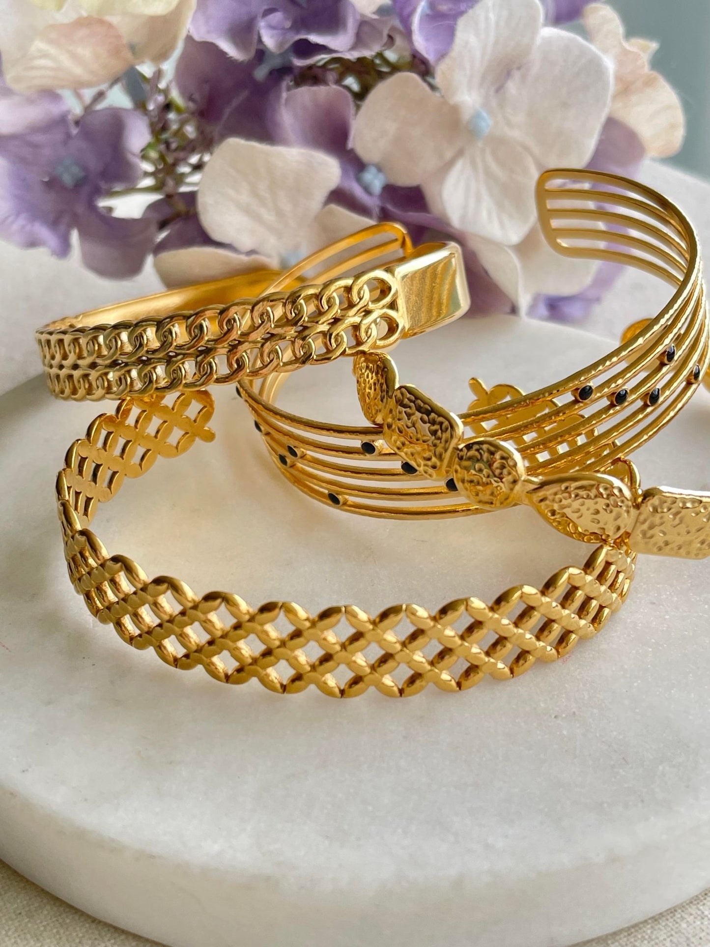 Open lattice gold bangle