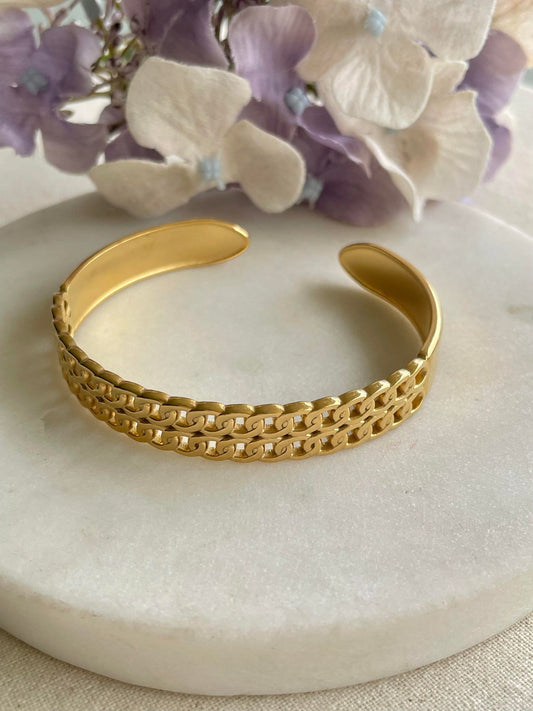 Chain lattice gold bangle
