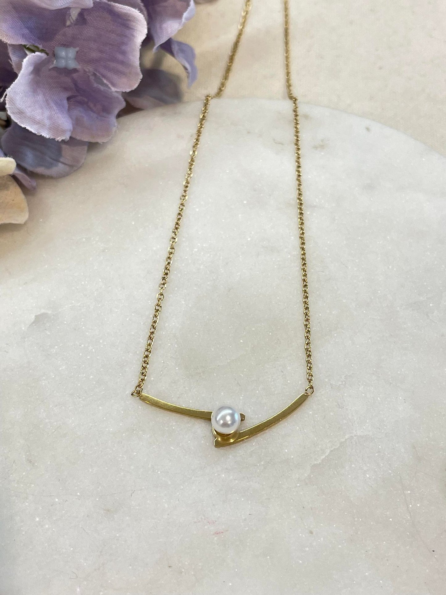 Hold my pearl gold necklace – Tarnish Proof Jewellery