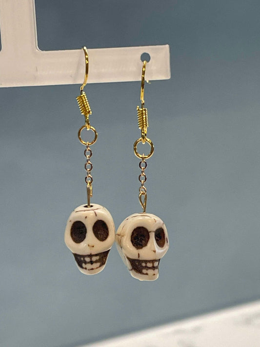 Who's looking at you! Skull earrings