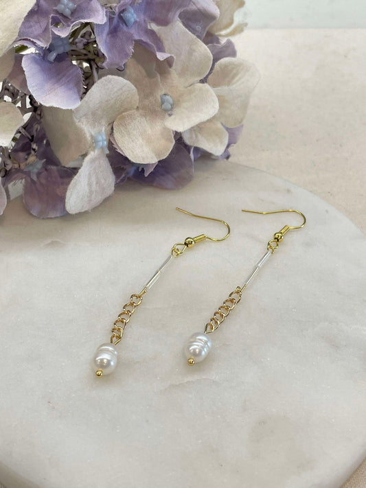 Chained to the pearl earrings - gold