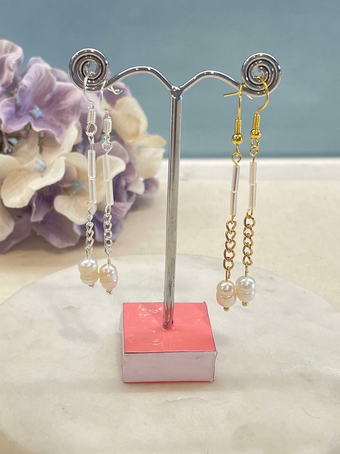 Chained to the pearl earrings - gold