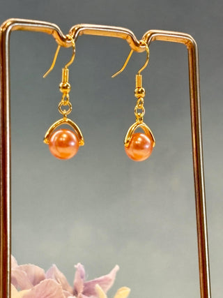Caught a glass pearl - gold