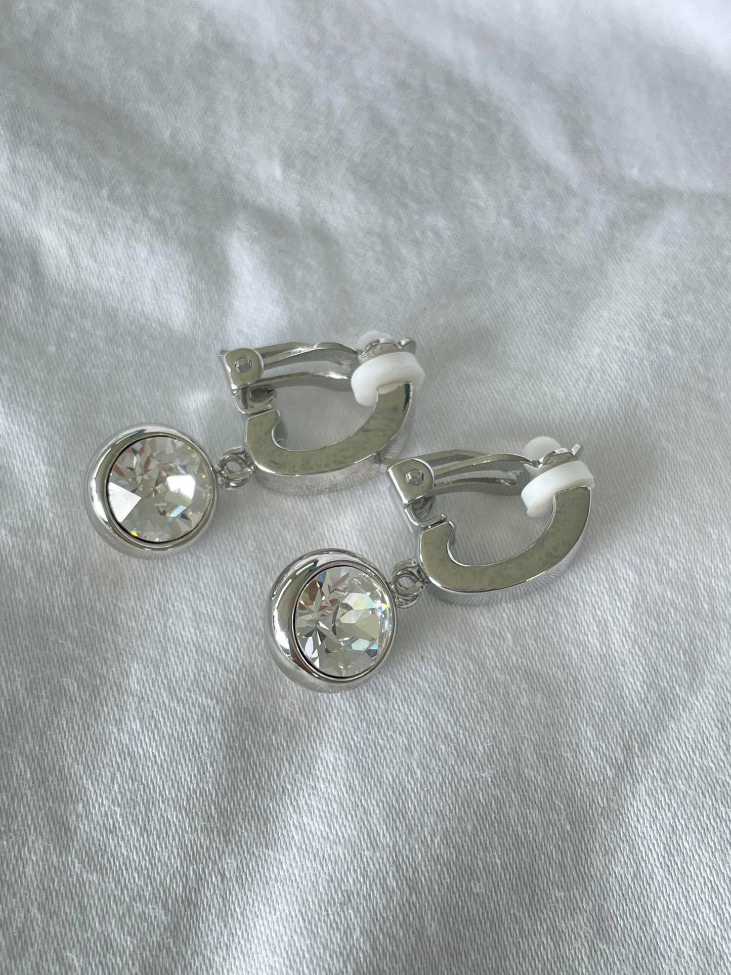 Single crystal doorknocker clip on earring