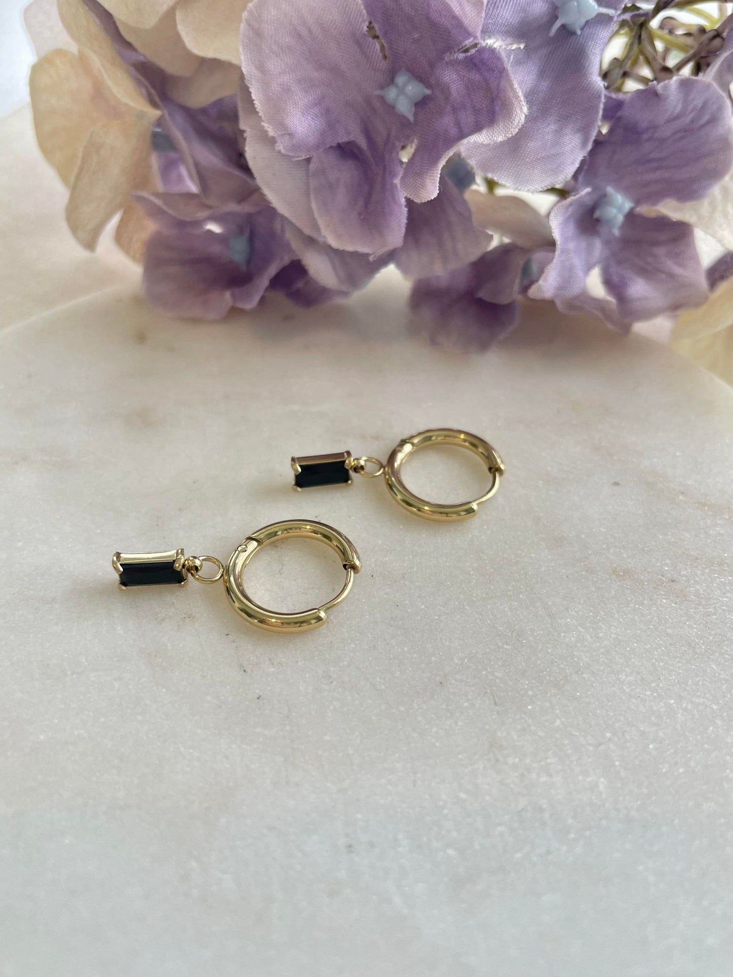 Black coloured crystal set on sleeper