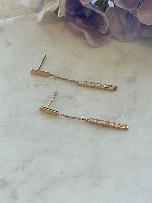 Gold chain drop earrings with thin bar